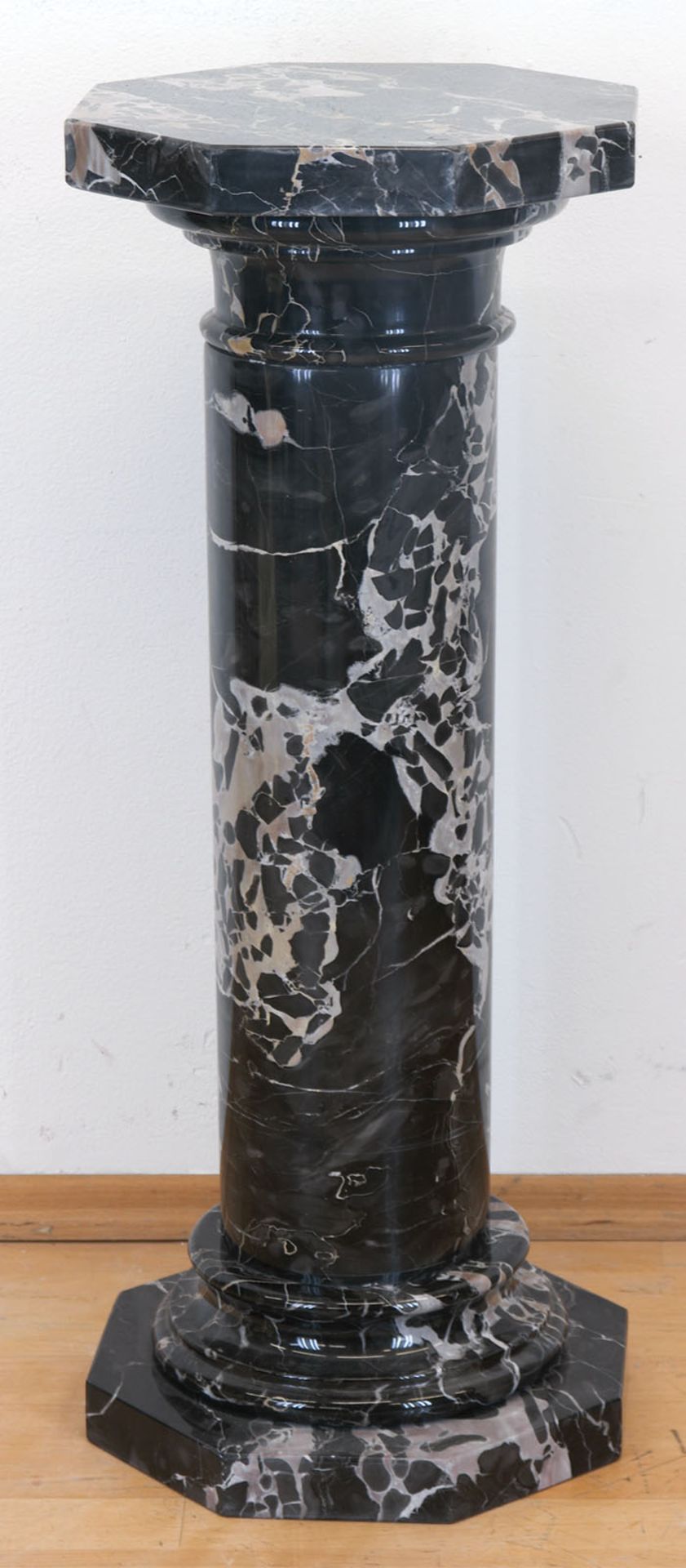 Marmorsäulen, schwarz, weiß marmoriert, über 8-eckigem Stand zylindrische Säule mit 8-eckiger Deckp