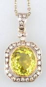 Anhänger, 750er WG/GG, großer Lemon Topas 8,8 ct., Brillanten in der achteckigen Rahmung des Lemon 