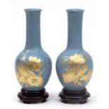 Paar Vasen auf Sockel, China, Holz, goldfarbene Blumenmalerei auf blauem Grund, 1x gerissen, Sockel