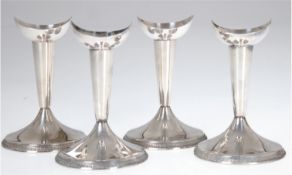 4 Kerzenleuchter, Schweden 1960 und 1967, Silber, punziert, runder gefüllter Stand mit Ornamentfrie