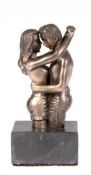 Figuren-Gruppe "Sich umarmendes junges Paar", Metallguß bronziert, signiert "O. Tupton", H. 10 cm, 
