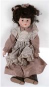 Porzellankopf-Puppe, Stoffkörper mit plastischen Händen und Füßen, braunen Augen, gemaltem Wimpernk