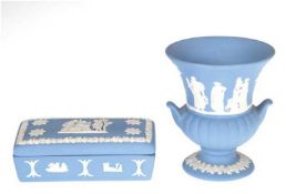 Deckeldose und Kratervase, Wedgwood, blau mit weißem Reliefdekor, H. 3 cm und 9 cm