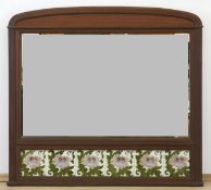 Jugendstil-Spiegel, um 1910, Mahagoni, unterm Spiegel 6 floral dekorierte Fayence-Fliesen, 95x103x6