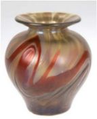 Vase um 1900, olivgrünes Glas perlmuttfarben und dunkelrot überfangen, stark gebauchte Form, gemark