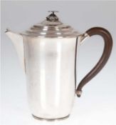 Kaffeekanne, Schweden 1949, Silber, punziert, 349 g, Holzhenkel, Blüte als Deckelbekröung, H. 17 cm