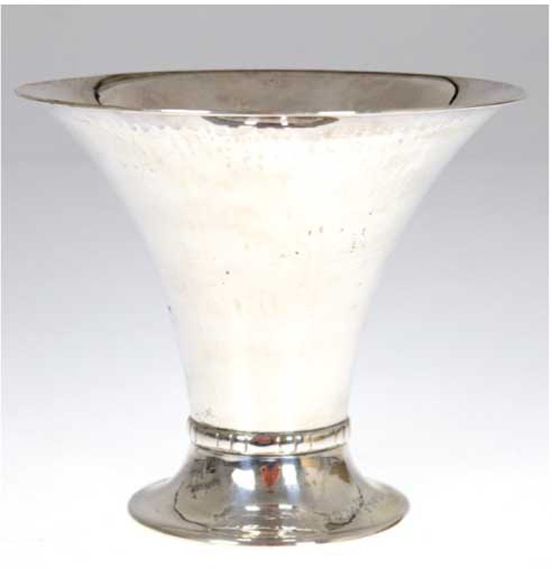 Vase, Schweden 1931, Silber, punziert, 227 g, weit ausschwingende Form, H. 14 cm, Dm. 16,5 cm