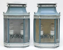 Paar Wandlaternen, Blech, blau und weiß gefaßt, 3-seitig verglast, 2 flammig, elektrifiziert, 1 Sch
