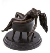Bronze-Figur "Weiblicher Akt in erotischer Pose auf Sessel liegend", 2-teilig, Nachguß 20. Jh., bez