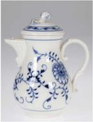 Meissen-Mokkakanne, Zwiebelmuster, 1. Wahl, unterglasurblaue Schwertermarke, Rose best., H. 16,5 cm