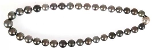 Große Tahiti-Perlenkette in verschiedenen Grautönen, Durchmesser der Perlen von ca. 11-15 mm, mit n