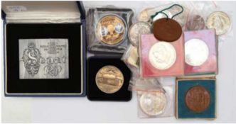 Konvolut von 24 Medaillen und Gedenkmünzen, DDR/BRD, aus Silber Metall und Keramik, dabei Adenauer 