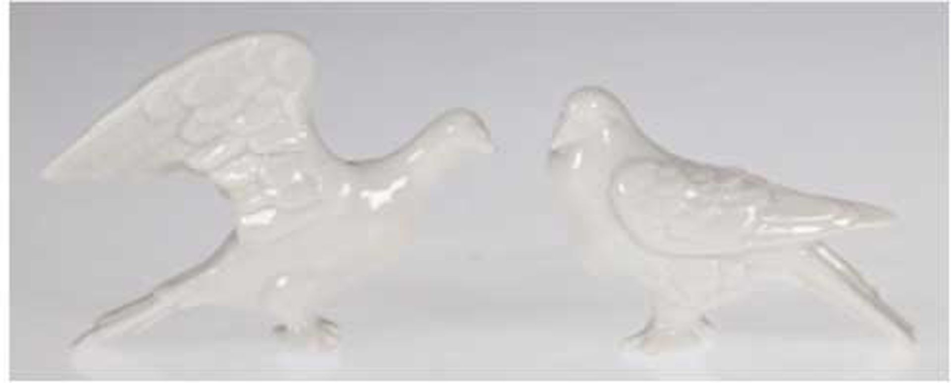 Porzellanfiguren "Taubenpaar", KPM, weiß glasiert, H. 3,5 cm und 4 cm