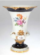 Meissen-Vase, B-Form, Buntes Blumenbukett, kobaltblaue Reserve und Rand, vergoldeter Reliefdekor, 2