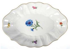 Meissen-Gebäckschale, Bunte Blume 1 mit Goldrand, oval, geschweift gerippter Rand, 2 Schleifstriche