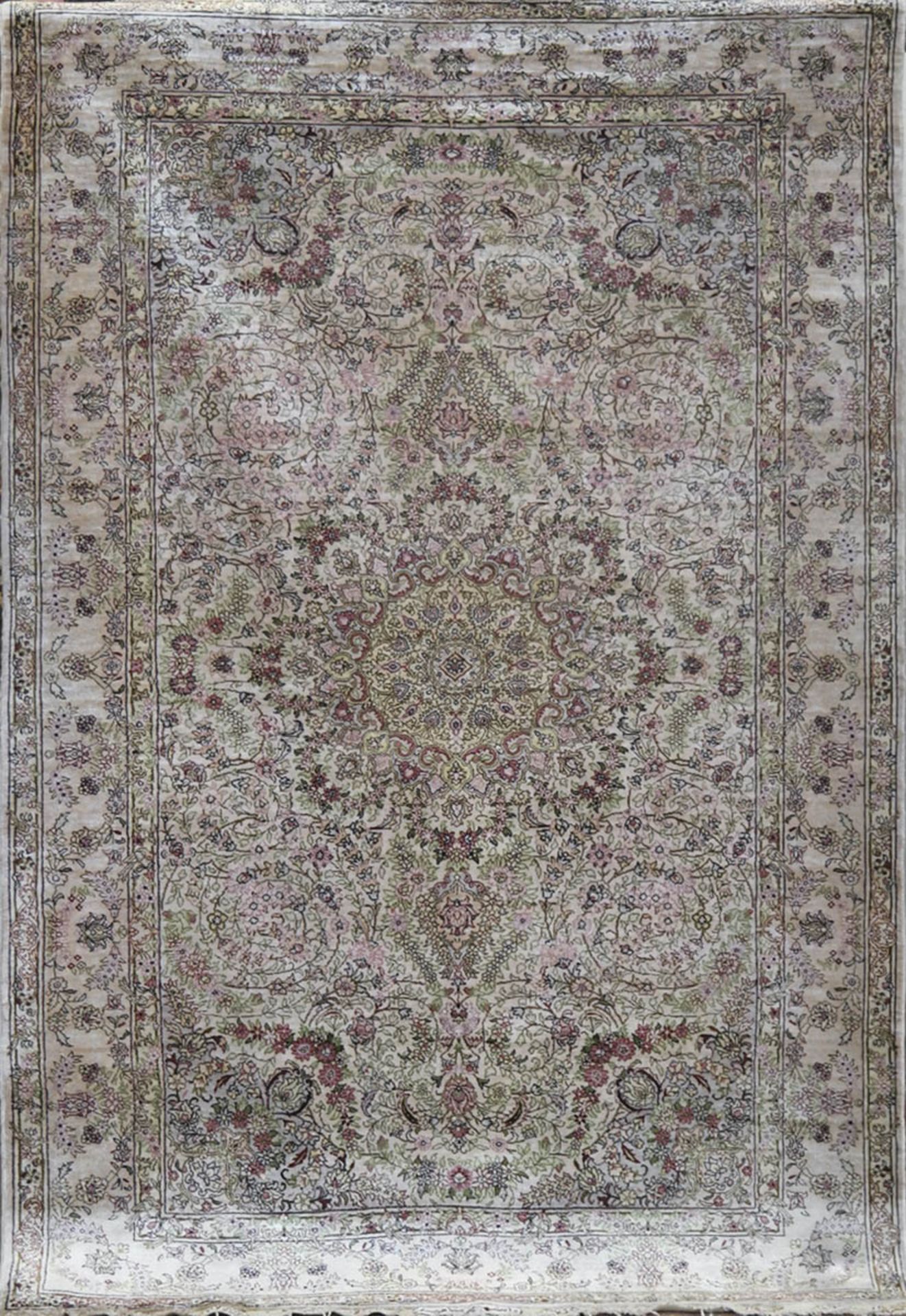Hereke, Seide, signiert, hellgrundig mit Zentralmedaillon und floralem Muster, 152x94 cm