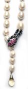 Collier aus echten SW-Perlen ca. 13 x 9,5-11 x 9 mm, Verschluss in Form eines „Schlangenkopfes“ bes
