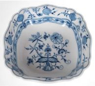 Meissen-Schale, Zwiebelmuster, Vierpaßform, 1. Wahl, unterseitig blaue Schwertermarke, H. 7 cm, Dm.