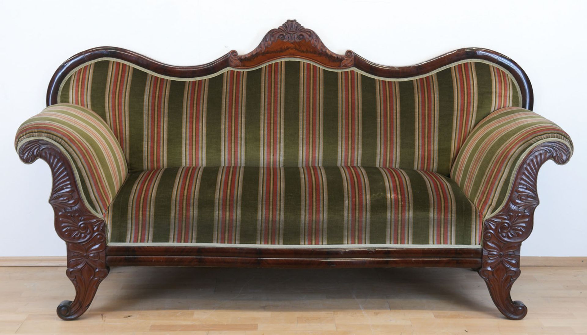 Biedermeier-Sofa, Hamburg um 1830, Mahagoni, beschnitzt, geschwungene Armlehnen und Rückenlehne, ge