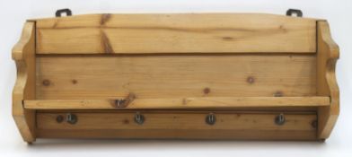 Wandbord, um 1900, Nadelholz, mit 4 Haken, aufgearbeitet, 26x64x14 cm