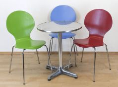 Runder Tisch mit 3 Retro-Stühlen, Tisch aus Aluminium, Platte kreismarmoriert, H. 70 cm, Dm. 60 cm,