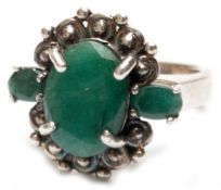 Massiver Ring (Anfertigung), 925er Silber, ein großer, echter Smaragd, ca. 1,4 x 1,0 cm und 2 klein