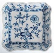 Meissen-Schale, Zwiebelmuster, Vierpaßform, 2 Schleifstriche, unterseitig blaue Schwertermarke, H. 