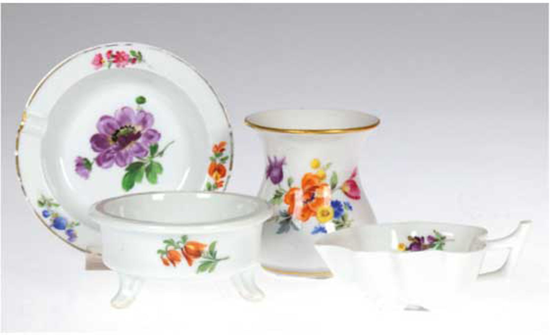 4 diverse Meissen-Teile, 19. Jh. und Anfang 20. Jh., dabei kleine Vase, Buntes Blumenbukett mit Gol