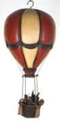 Deko-Ballon mit Korb, Holz, farbig gefasst, Korb aus Weidengeflecht mit 4 Personen, Gebrauchspuren,