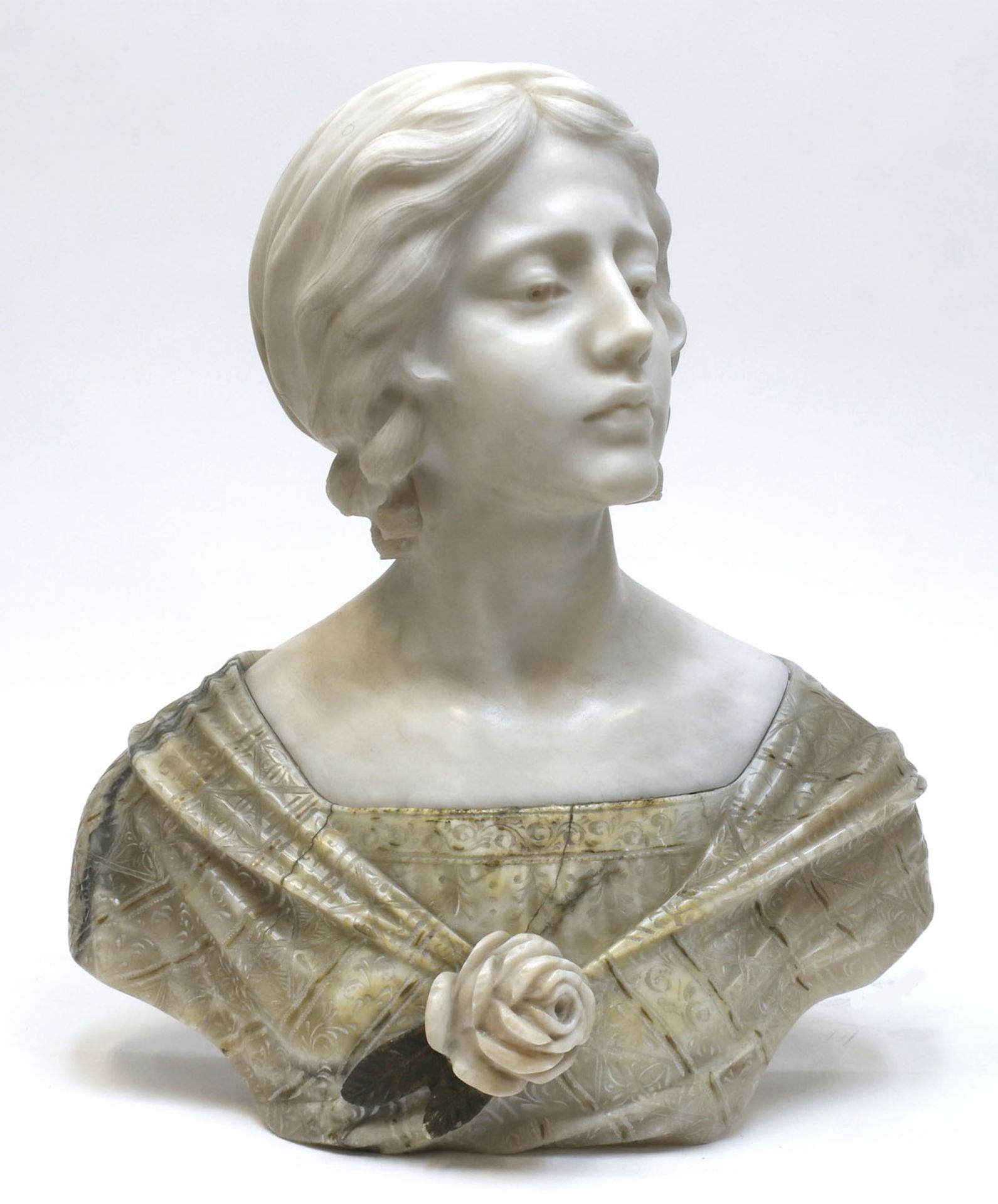 Marmor-Büste "Frau mit Rose am Ausschnitt", Anfang 20. Jh., unsigniert, Kopf aus weißem Marmor, Kle
