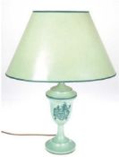Tischlampe, 1-flammig, runder Metallfuß, grün gefasst und wappenähnlichem Dekor, grüner ovaler Schi
