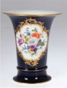 Meissen-Vase, kobaltblau, goldstaffierte Reserve mit buntem Blumenbukett, Goldränder, 1. Wahl, H. 1