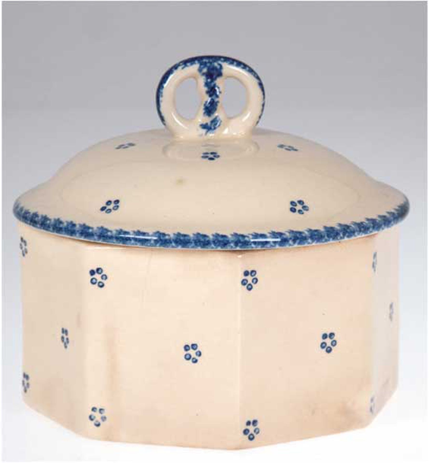 Keksdose, Bunzlau, Keramik, 8-eckige Form, Haarriß, Deckel mit Brezel als Deckelbekrönung, Gebrauch
