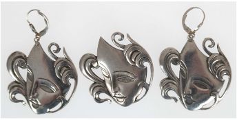 Paar Ohrhänger und Brosche, weibliche Maskenform, versilbert, 3,8x3,5 cm