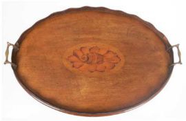 Tablett, England, Mahagoni mit Muschelintarsie, ovale Form mit geschweifter Umrandung (beschädigt),