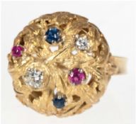 Ring, 585er GG,  aufgewölbter, runder Ringkopf mit Akanthusblattdekor besetzt mit 2 Brillanten von 