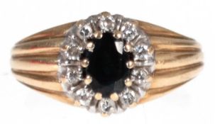 Brillant-Saphir-Ring, 585er GG, gerippte Ringschiene mit ovalem Saphir und 1 Entourage von 10 Brill