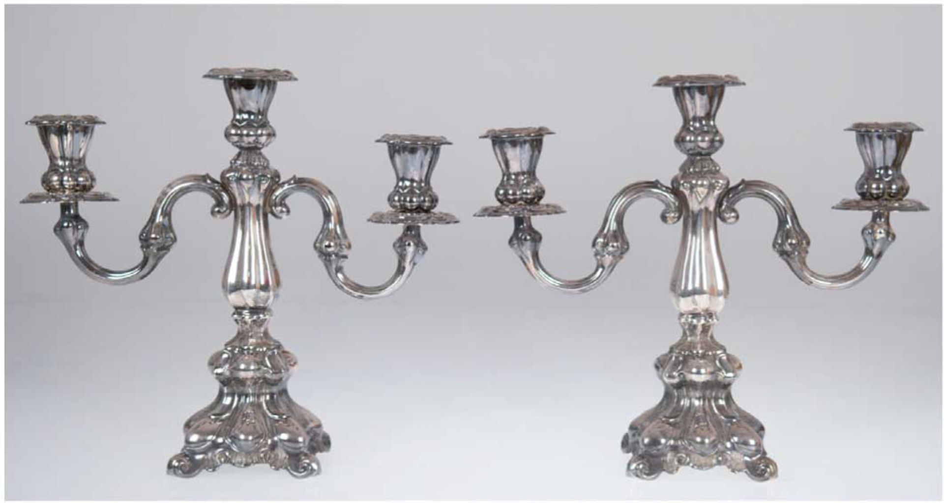 Paar Kandelaber, 830er Silber, punziert, 3-flammige Barock-Form, gefüllter quadratischer Stand, H. 