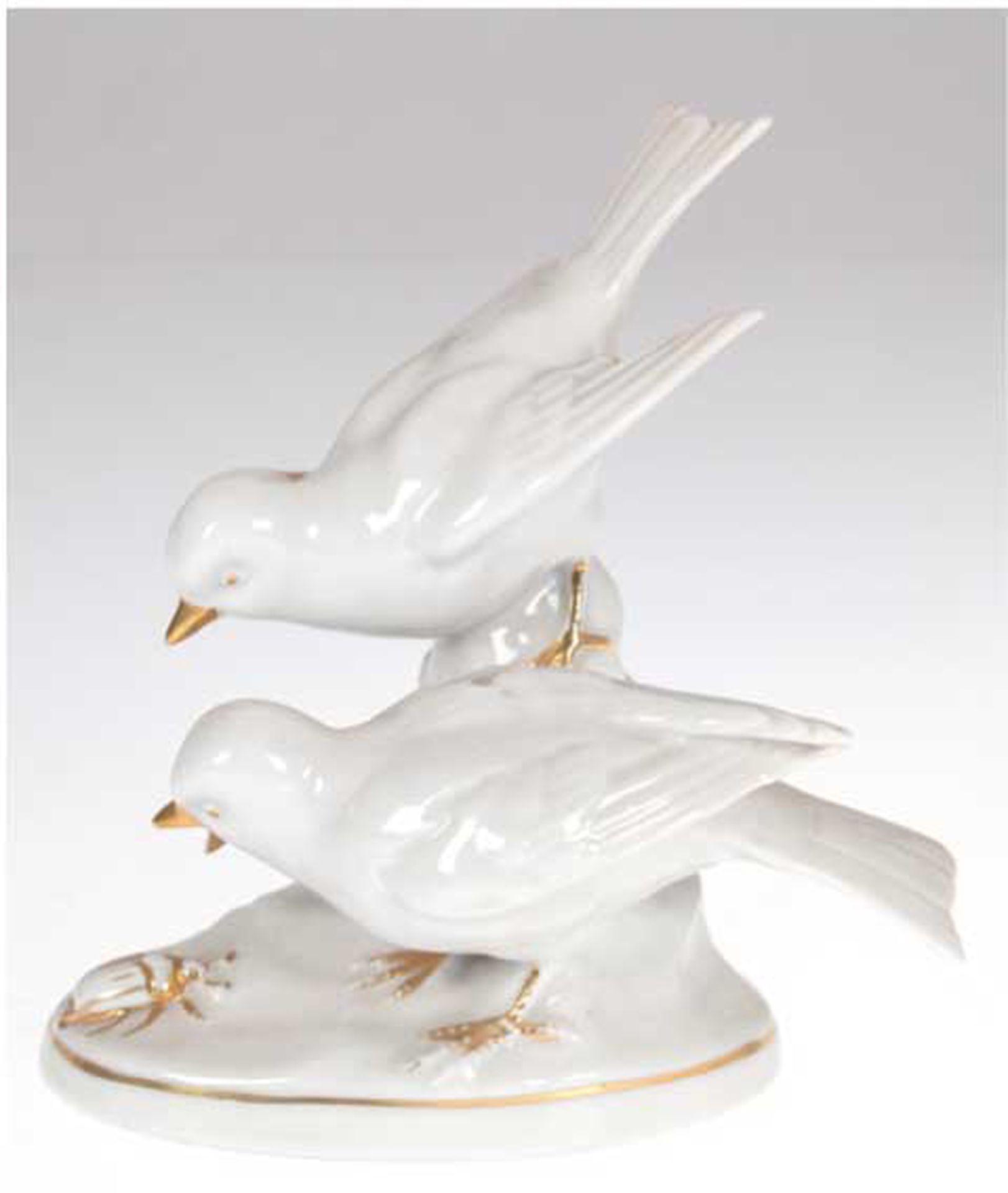 Porzellan-Figur "Zwei Vögel", weiß glasiert und Goldstaffage, H. 15 cm
