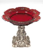 Biedermeier-Tafelaufsatz, über 4-passigem, floral reliefiertem Silberfuß Glasschale mit rotem Überf