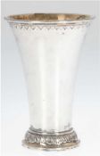 Vase, Schweden 1916, G. Hallberg, Silber, punziert, 248 g, reliefierter Stand und Ornamentfries, In