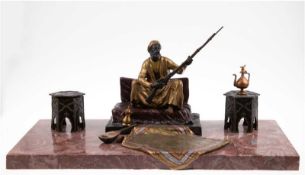 Bronze-Figurengruppe "Sitzender Beduine mit Waffe und Interieur", Nachguß 20. Jh., bez. "Manbreß", 