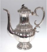 Kaffeekanne, 1855, Silber, punziert, ca. 879 g, gebauchter Korpus mit geschweiften Faltenzügen, Kan