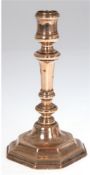 Barock-Kerzenleuchter, 18. Jh., Messing , achteckiger, gestufter Fuß, gegliederter Schaft in vasenf