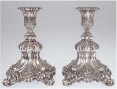 Paar Kerzenleuchter, 830er Silber, 4-passiger gefüllter Stand, floral reliefiert, H. 19 cm