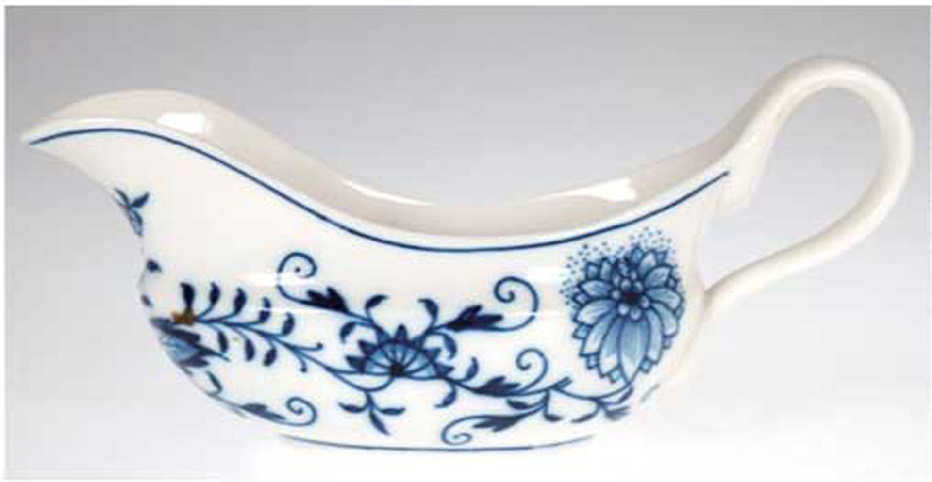 Meissen-Buttersauciere, Zwiebelmuster, unterseitig blaue Schwertermarke, 2 Schleifstriche, H. 8 cm