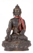 Buddha-Figur "Gautama mit Fürstengewand auf Lotosthron sitzend", Tibet Mitte 19. Jh., Bronze mit al