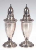 Salz- und Pfefferstreuer, Sterlingsilber, gefüllter Stand, beide besch., o. Glaseinsatz, H. 13,5 cm