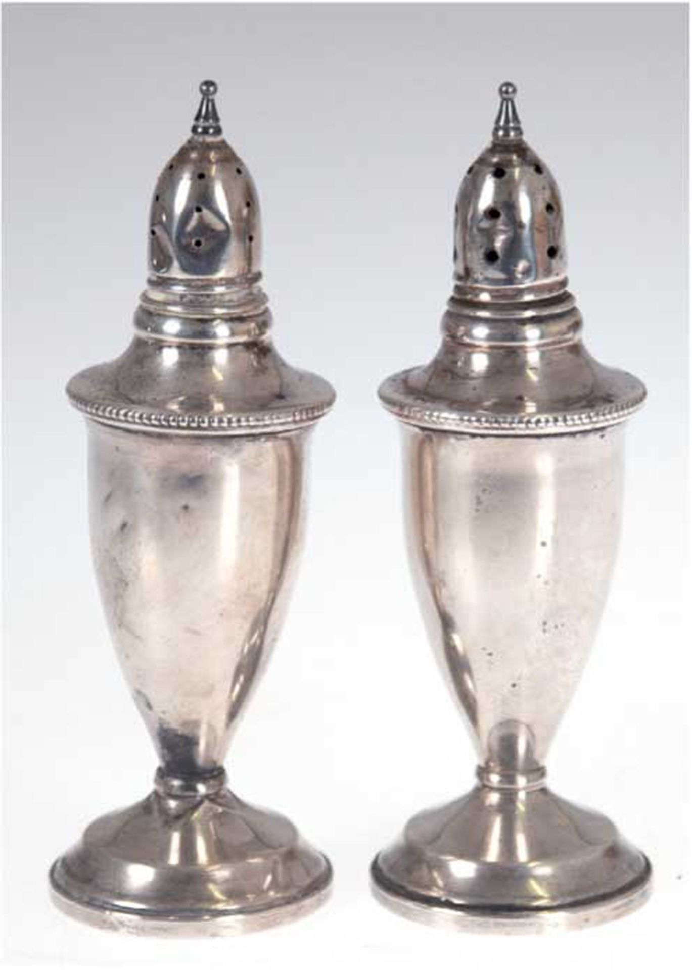 Salz- und Pfefferstreuer, Sterlingsilber, gefüllter Stand, beide besch., o. Glaseinsatz, H. 13,5 cm