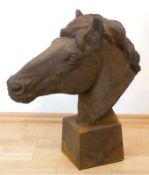 "Pferdekopf", Eisen, braun patiniert, quadratische Plinthe, Gesamthöhe: 62 cm
